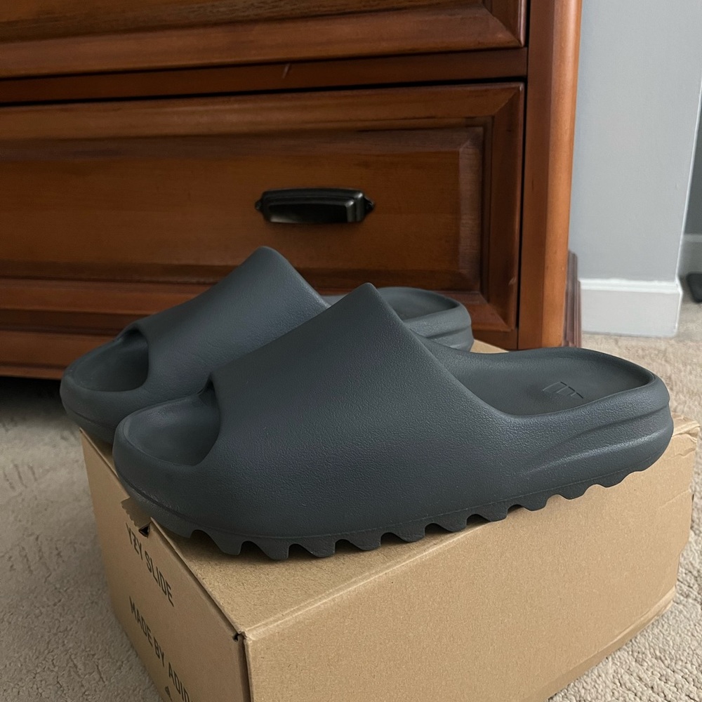 YEEZY SLIDES